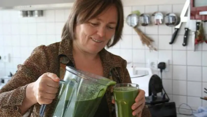 Victoria prepara um smoothie verde