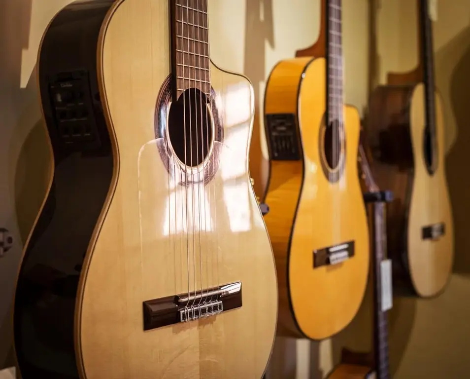 How to choose a classical guitar