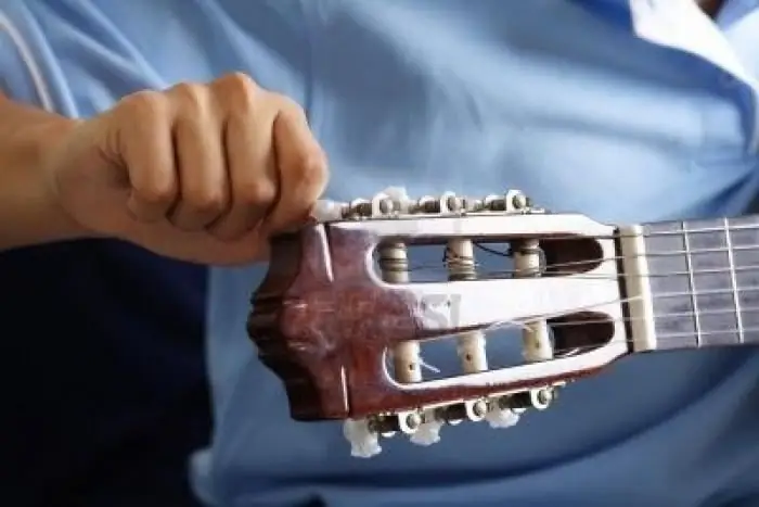 How to tune a guitar without a musical education