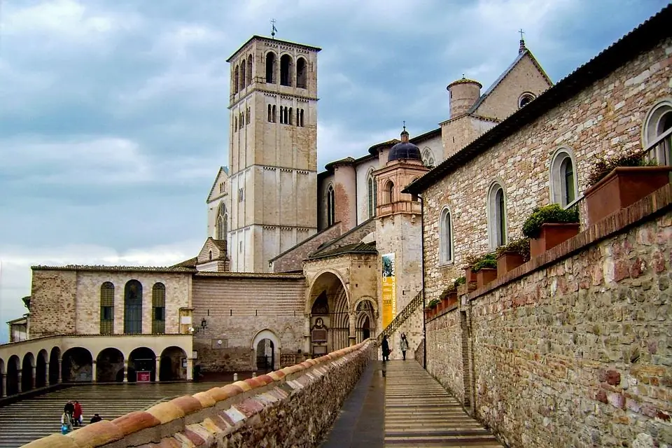 Romanesque architecture: characteristics, features, examples