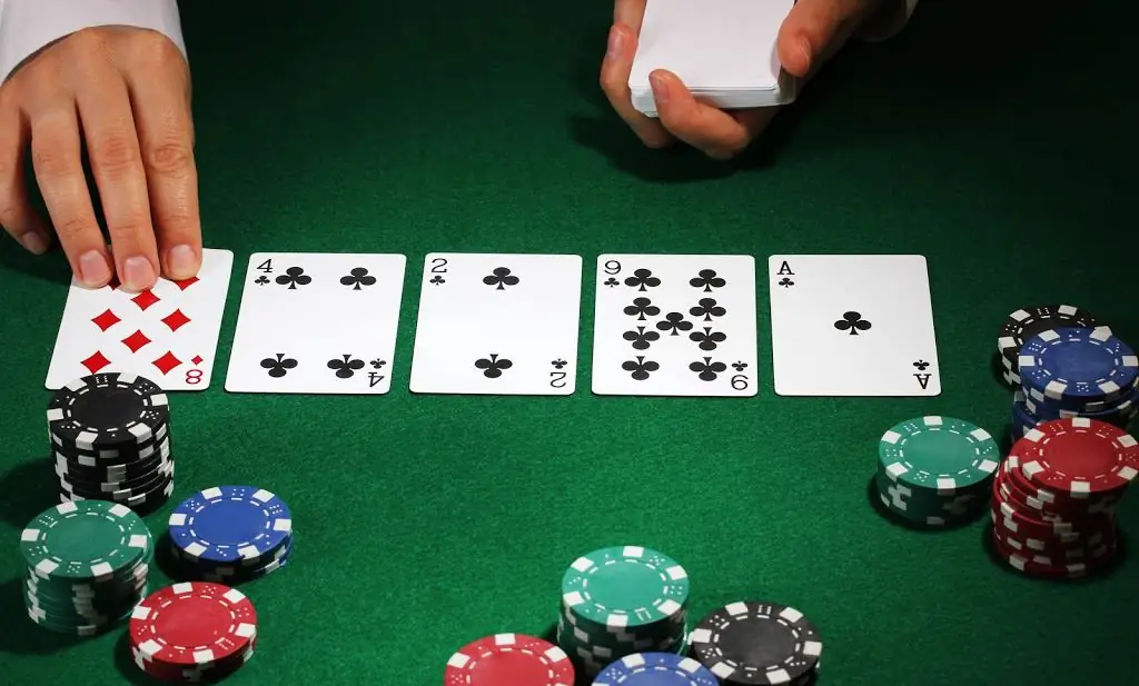 Qu'est-ce qui est fou au poker : le concept, la meilleure combinaison possible, des exemples