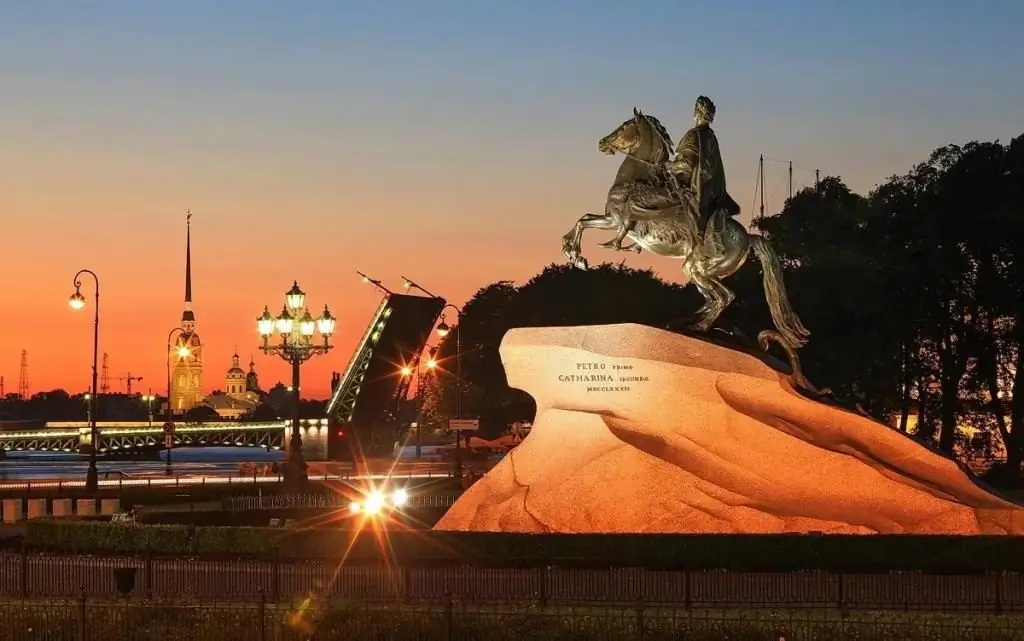 Arkitek i "Kalorësit të Bronztë" në Shën Petersburg Etienne Maurice Falcone. Historia e krijimit dhe fakte interesante rreth monumentit