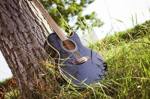 Hoe de snaren op een klassieke gitaar te binden - een korte handleiding