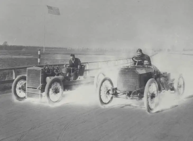 Pilotos de autos de carrera en la pista