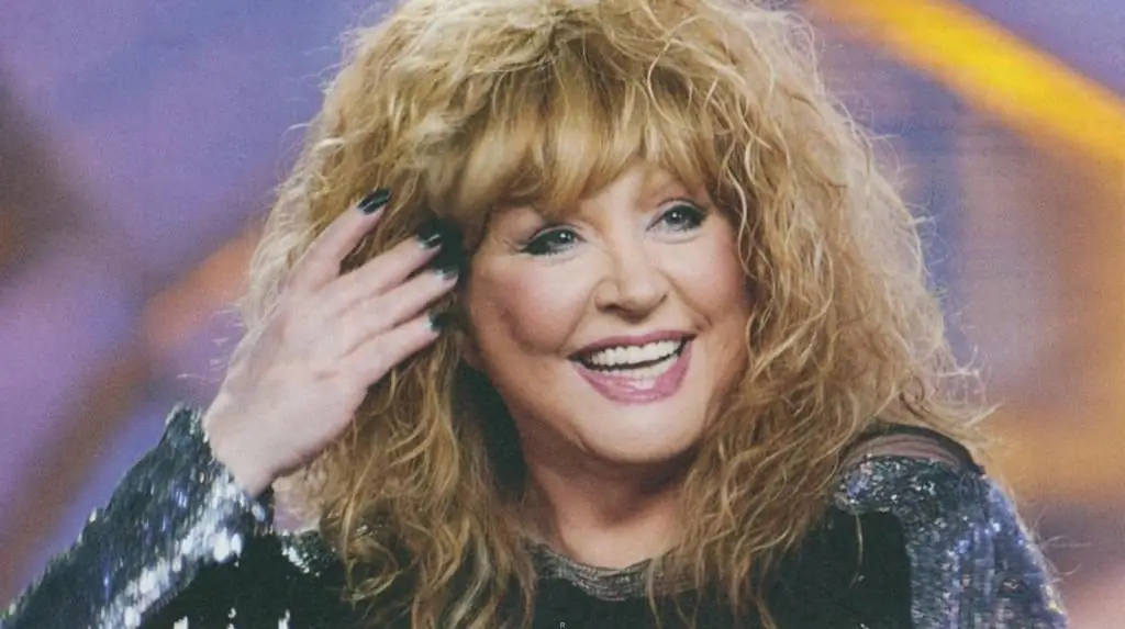 Alla Pugacheva gülümsüyor