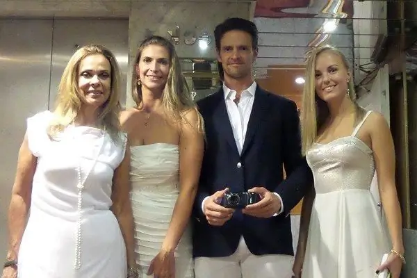 Andreas con su madre, hermana y esposa