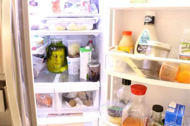 isang garapon na may larawan sa refrigerator