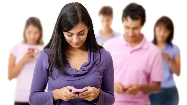 les jeunes avec des téléphones