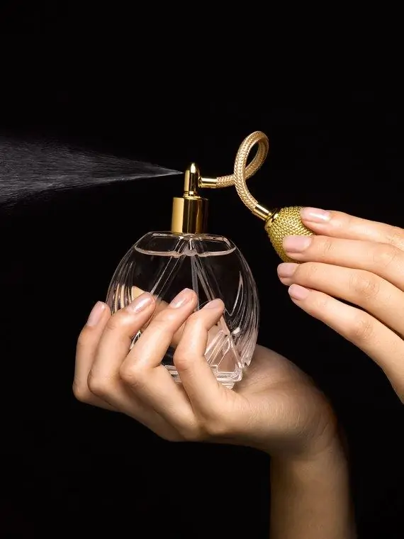 Mujer rociando perfume