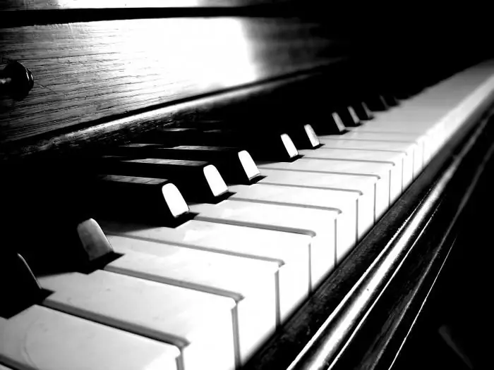 Suona il pianoforte sulla tastiera