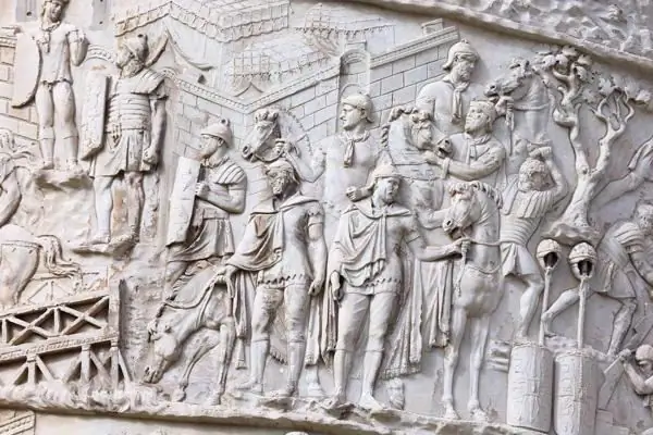 Skillnader mellan hög relief och bas-relief, såväl som andra former av relief