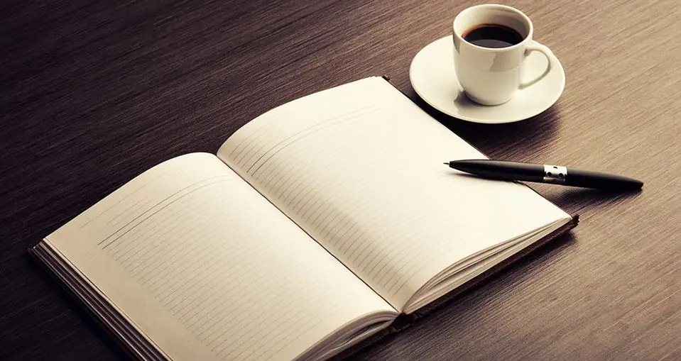 cuaderno y café