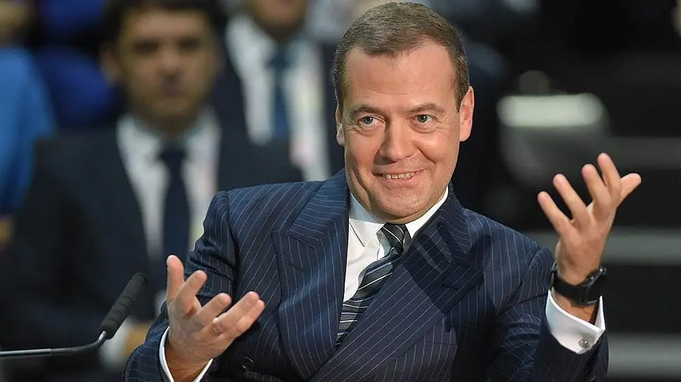 Dmitry Medvedev mỉm cười