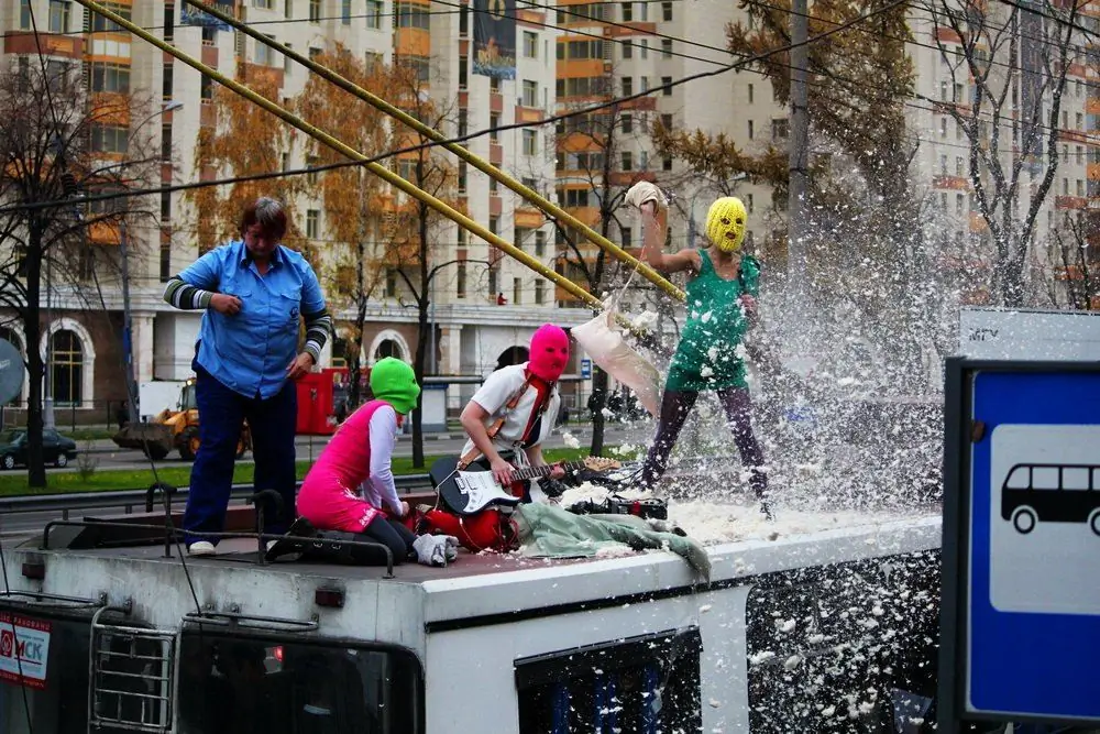 Trolleybusda Pussy Riot