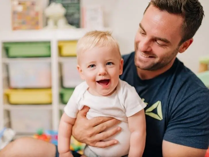 homme avec enfant