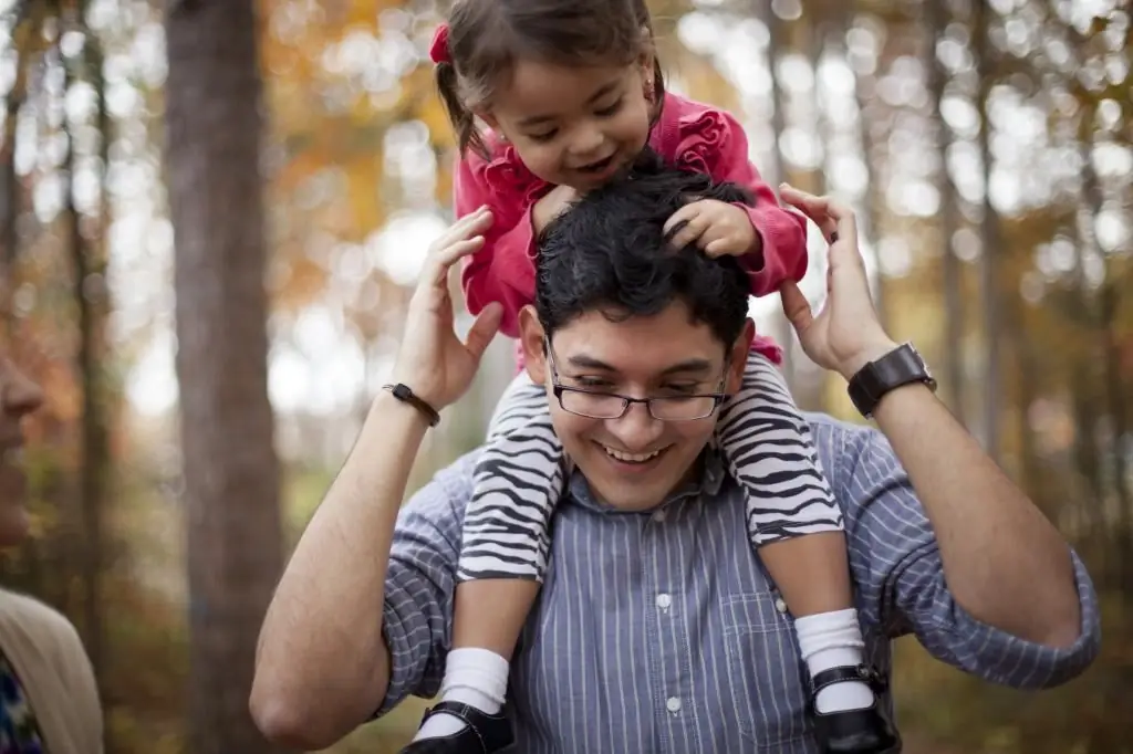 ayah dengan anak perempuan