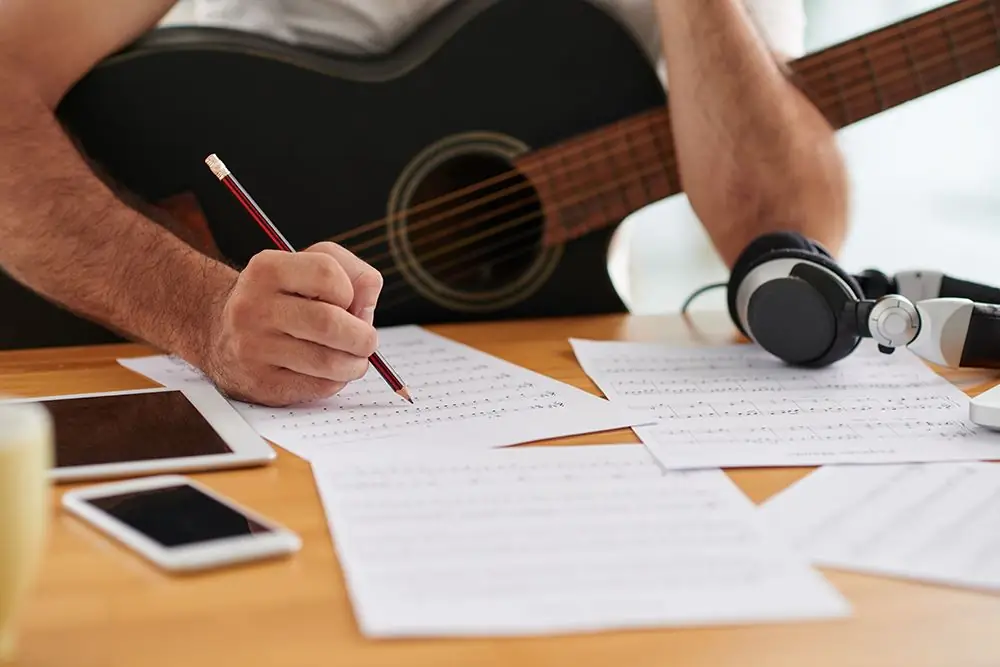 Hur man blir en musikkompositör: var man studerar, för- och nackdelar med yrket