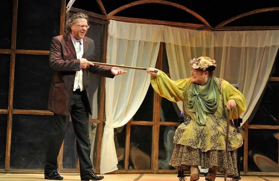 A. Urgant and N. Usatova, a scene from the play