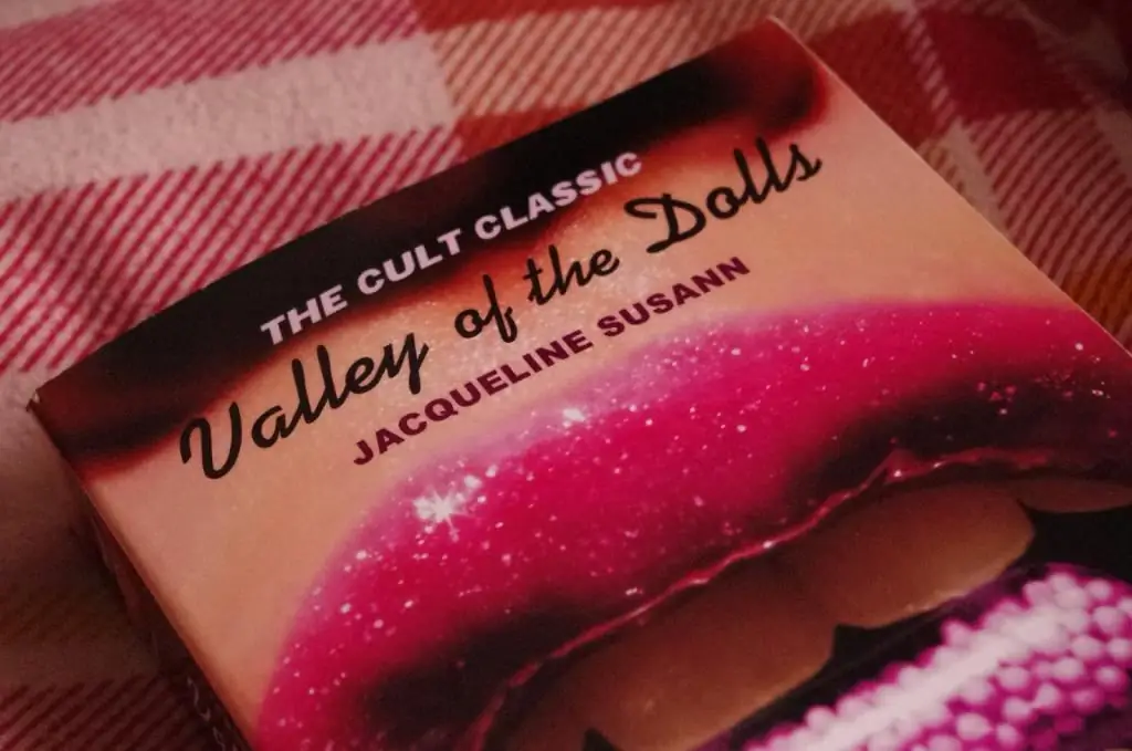 Novel kultus oleh Jacqueline Suzanne "Valley of the Dolls"