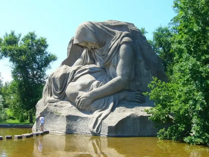 Een van die simbole van die gruwels van oorlog - 'n monument vir 'n bedroefde moeder