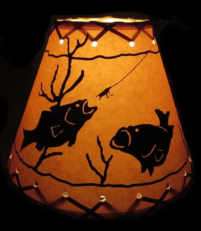 Lampe med fiskesilhuetter