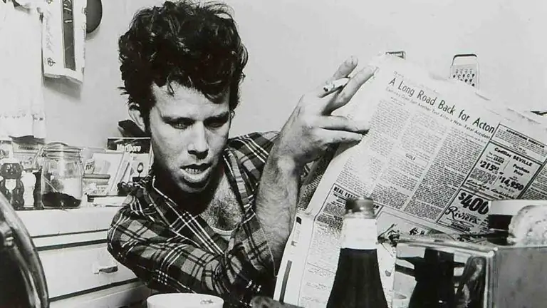 Tom Waits adalah seorang intelektual dengan kebiasaan gelandangan