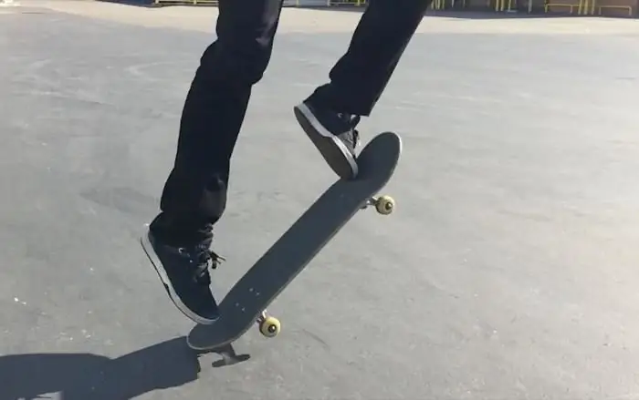 Hur man lär sig att göra tricks på en skateboard