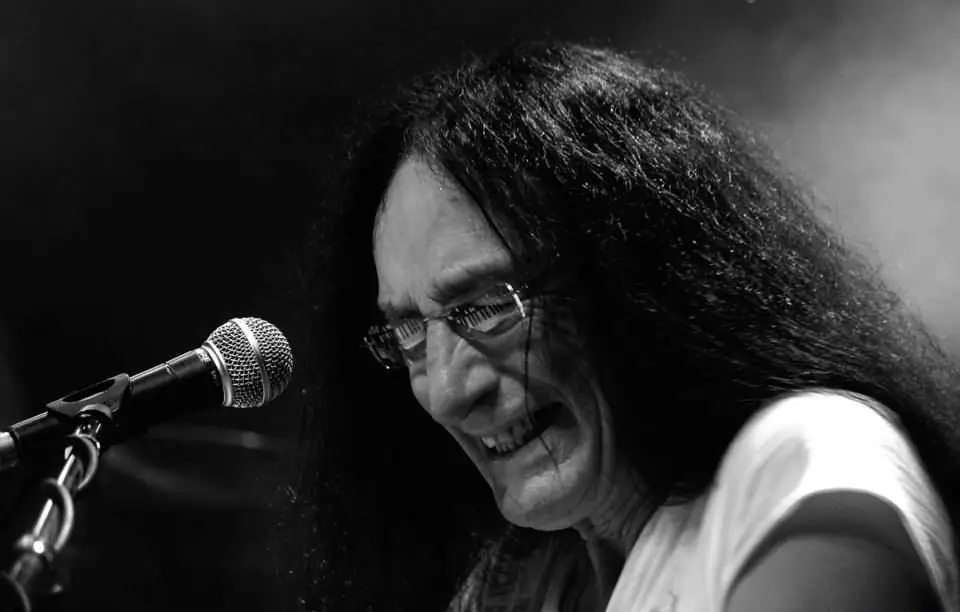 actuación de Ken Hensley