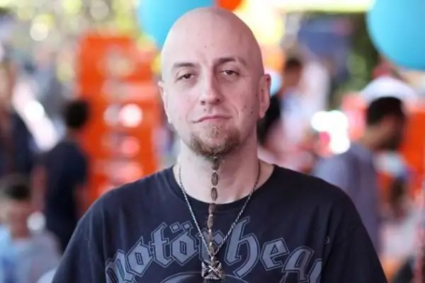 Basista sistema System of a Down Shavo Odadjian