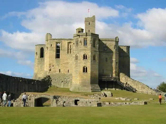 Donjon est une tour imprenable à l'intérieur d'un château. Donjon dans un château médiéval, histoire, aménagement intérieur