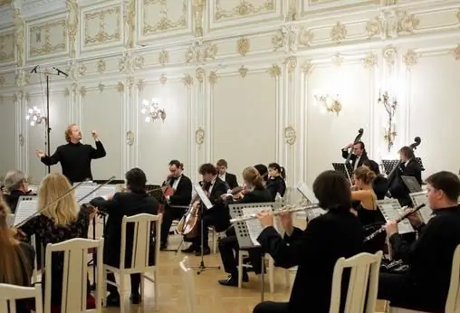 Small Hall of the Philharmonic na pinangalanang M.I. Glinka. Ang kasaysayan ng natatanging eksena sa silid