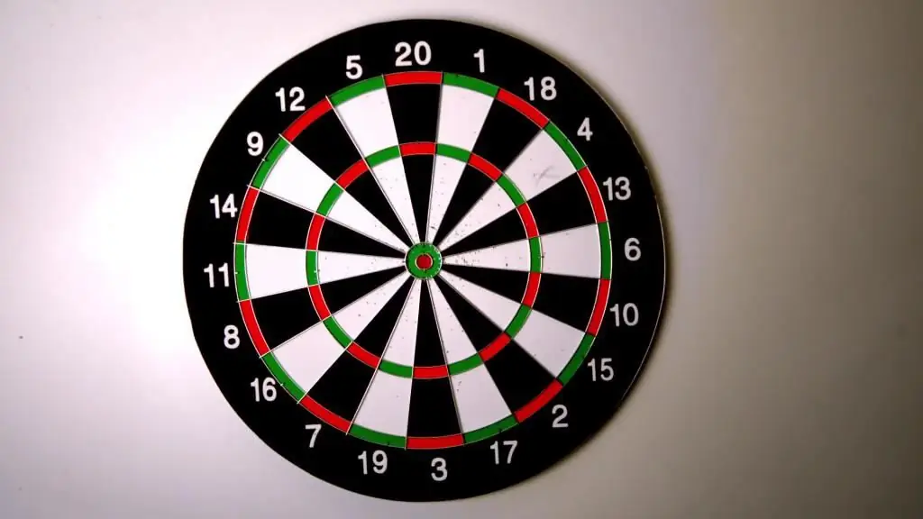 A darts helyes dobása a dartsra: alapismeretek, játéktechnika